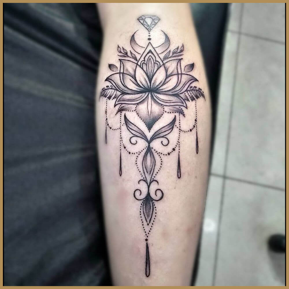 קעקוע מנדלה מורכב המשלב פרח לוטוס,ירח,יהלום ואלמנטים דקורטיביים עדינים