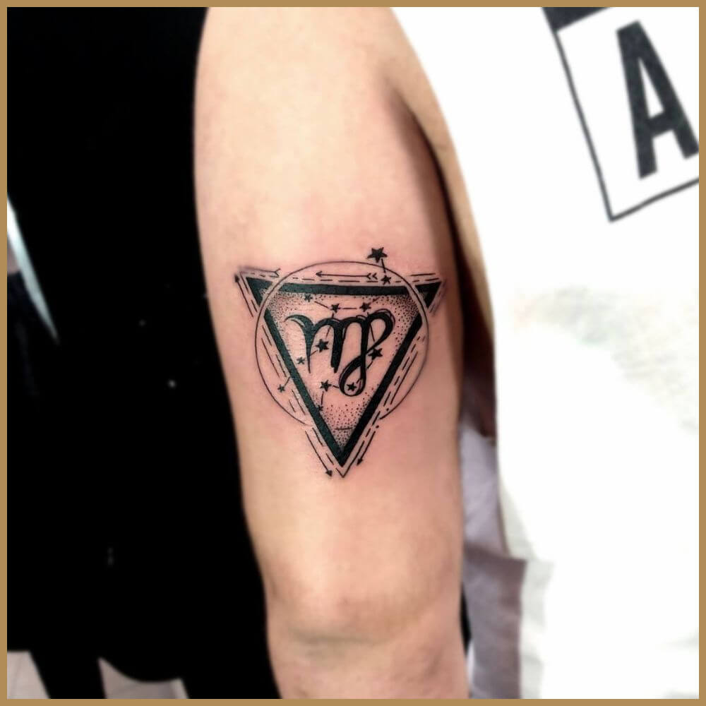 קעקוע גאומטרי של מזל בתולה (Virgo) עם משולש וכוכבים על הזרוע